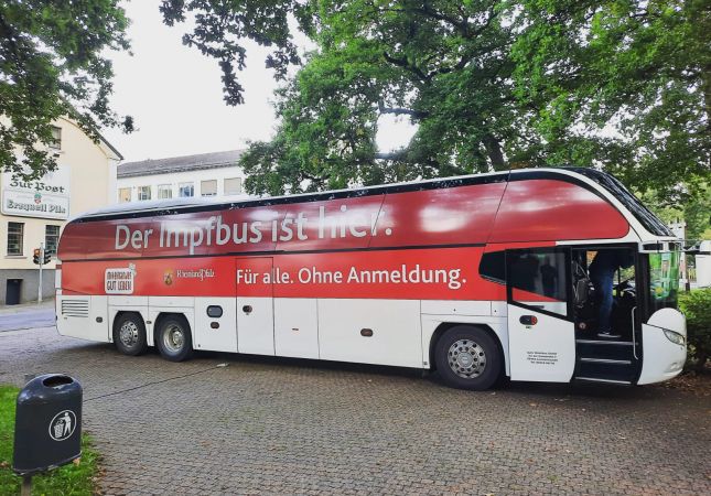 Der Impfbus vor der Stadthalle in Betzdorf